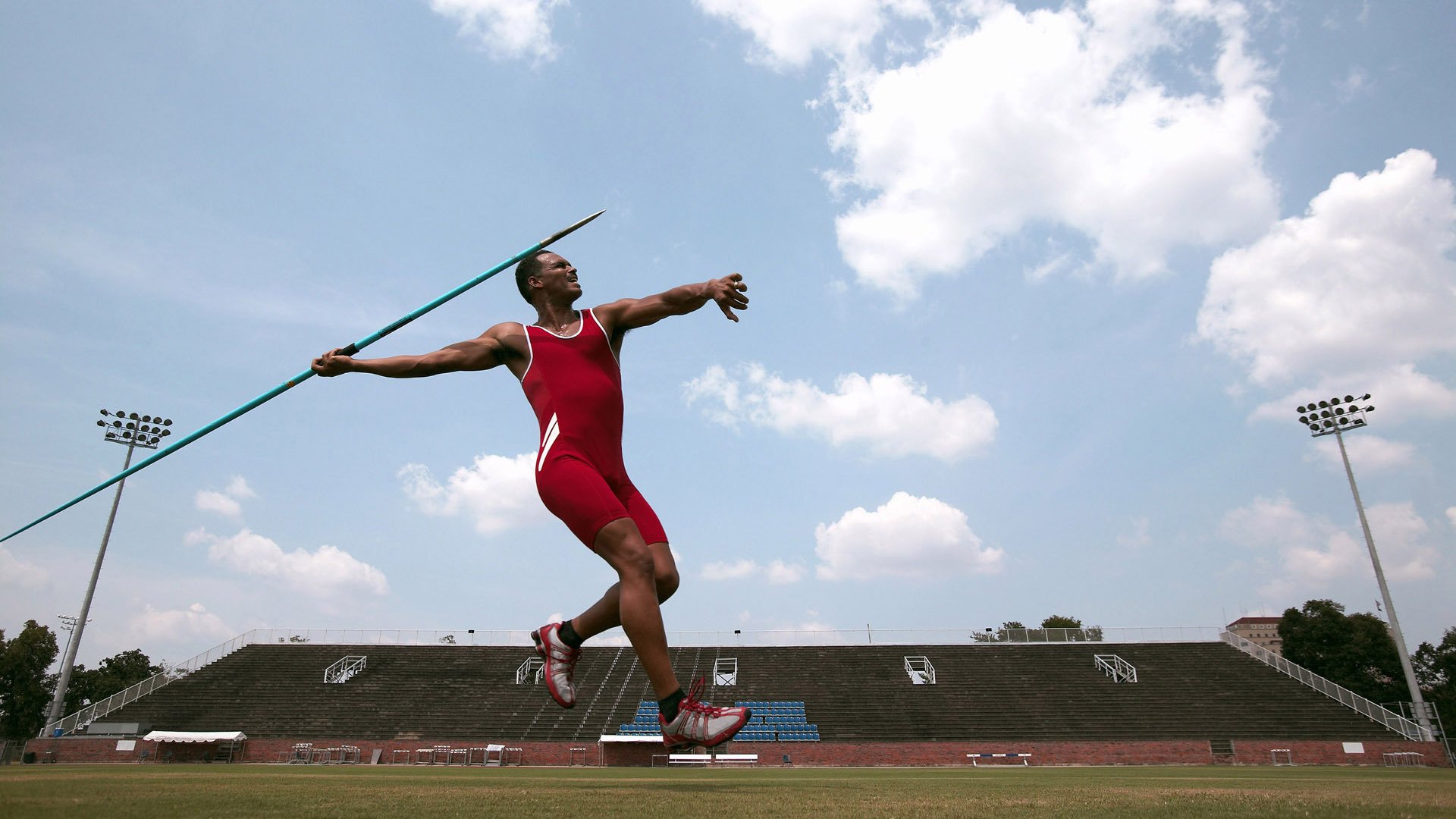 米兰电竞-“新加坡游泳赛场：泳者挑战自我，争夺荣誉”